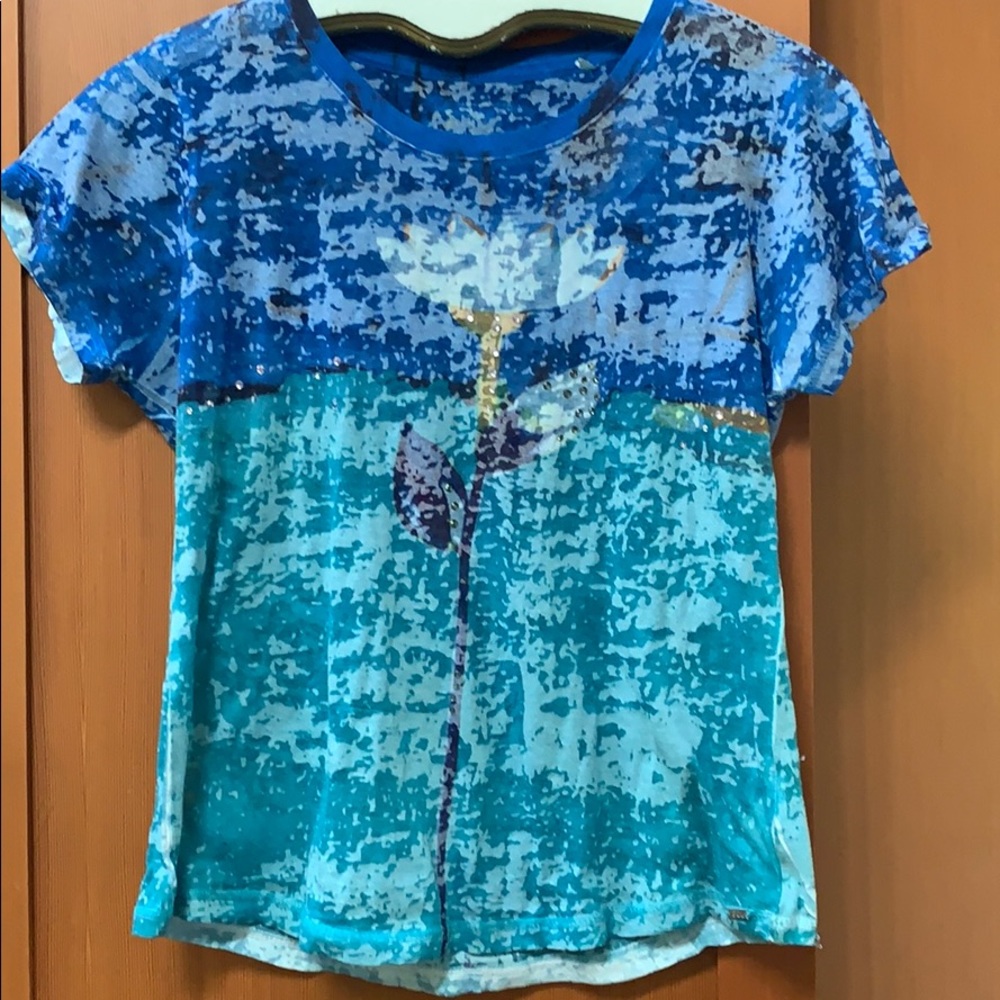 Absolutely beautiful small lightweight T-shirt